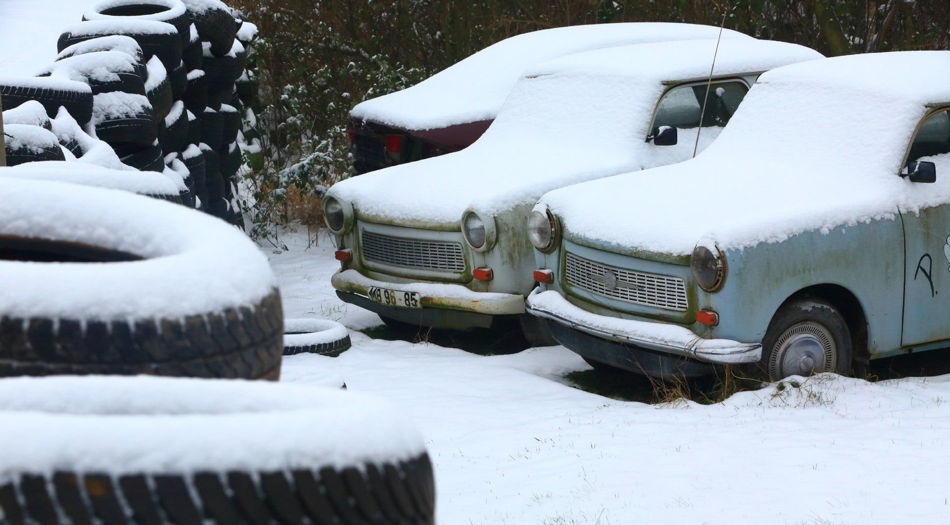 Schneebedeckte Fahrzeuge der Marke "Trabant" vom Typ "601" stehen in Barby (Sachsen-Anhalt) nebeneinander.
