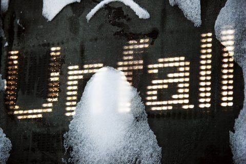 Der Schriftzug an einem Polizeifahrzeug weist auf einen Unfall hin. (FOTO: DPA)