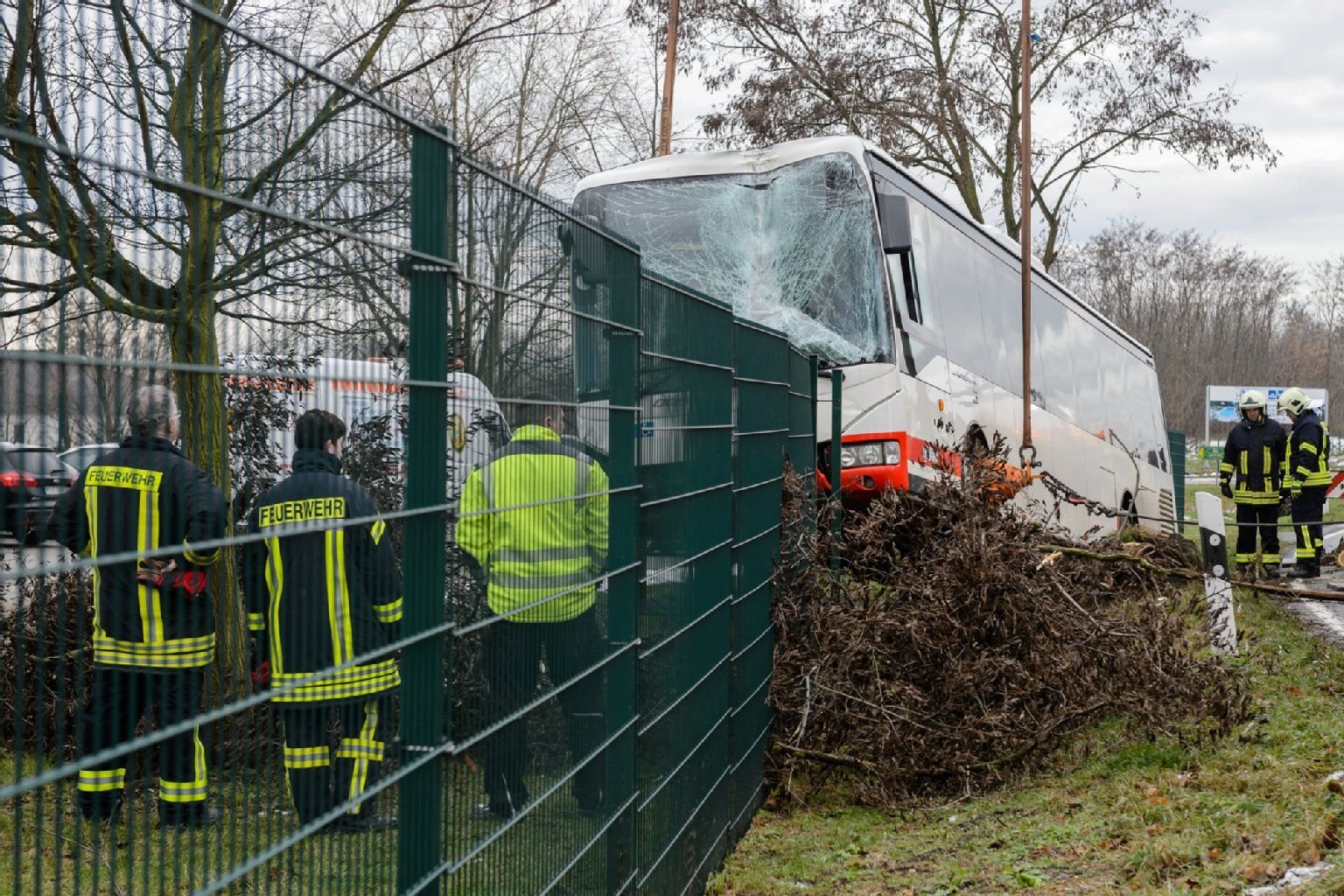 Am Montagmorgen ist ein Linienbus in Zscherben gegen einen Zaun geprallt.