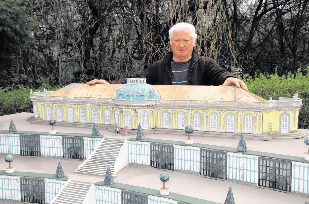 Peter Scheuch mit Klein-Sanssouci in seinem Garten in Gonna.
