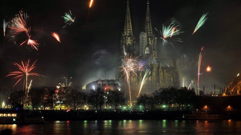 Vom Schiff hat man den besten Blick auf das Feuerwerk über der Kölner Altstadt.