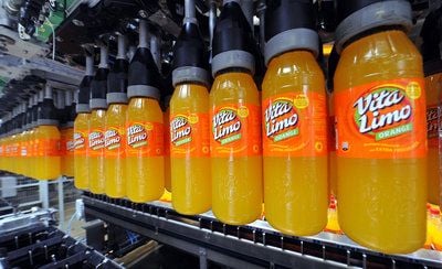 Die ersten Flaschen Vita Limo Orange werden in der Thüringer Waldquell Mineralbrunnen GmbH in Schmalkalden abgefüllt (FOTO: DPA)