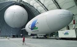 Ein Luftschiff vom Typ «Skyship» steht im November 2001 in der Montagehalle von Cargolifter in Briesen-Brand (Brandenburg). Die frühere 360 Meter lange Werfthalle beherbergt heute das Tropenparadies «Tropical Islands». (Archivfoto: dpa)