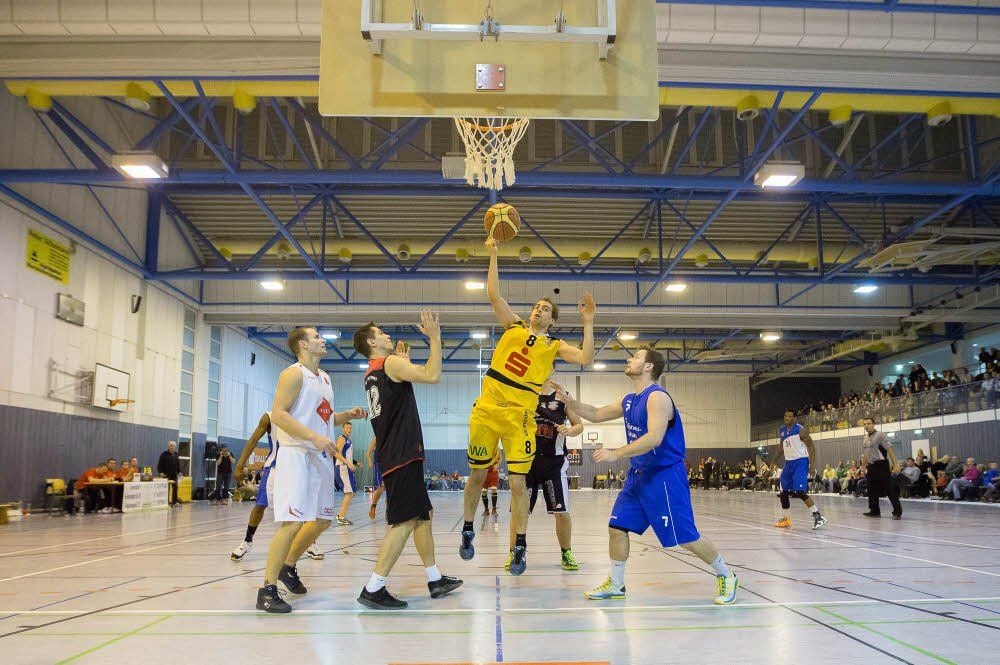 Sebastian Lindenberg (gelb) im All Star Spiel beim Kampf um den Rebound.