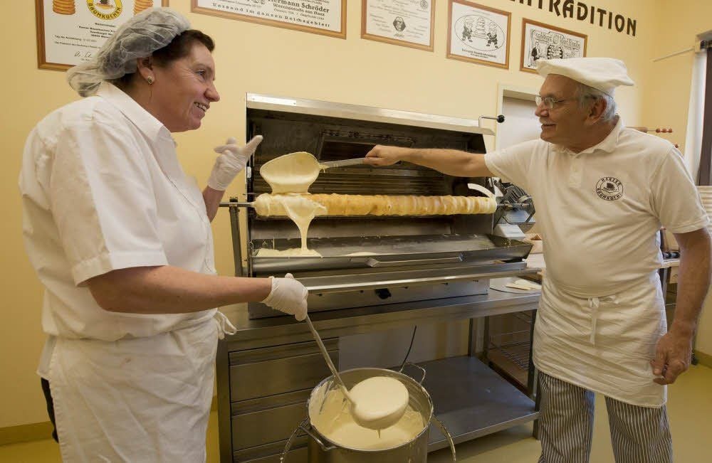 In Wernigerode backen die Inhaber Regina und Rolf-Dieter Friedrich den weit über die Region hinaus bekannten leckeren Harzer Baumkuchen.