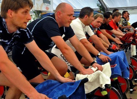 Über 50 Teilnehmer strampelten fünf Stunden zum Takt der Musik. (FOTO: FRANK GEHRMANN)