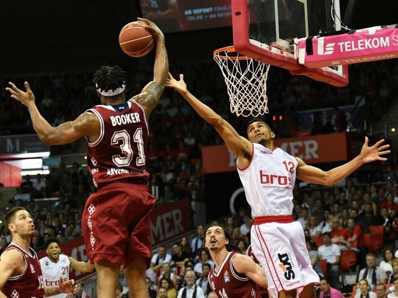 Bayerns Devin Booker (l) kommt vor Bambergs Maodo Lo an den Ball. Foto: Angelika Warmuth