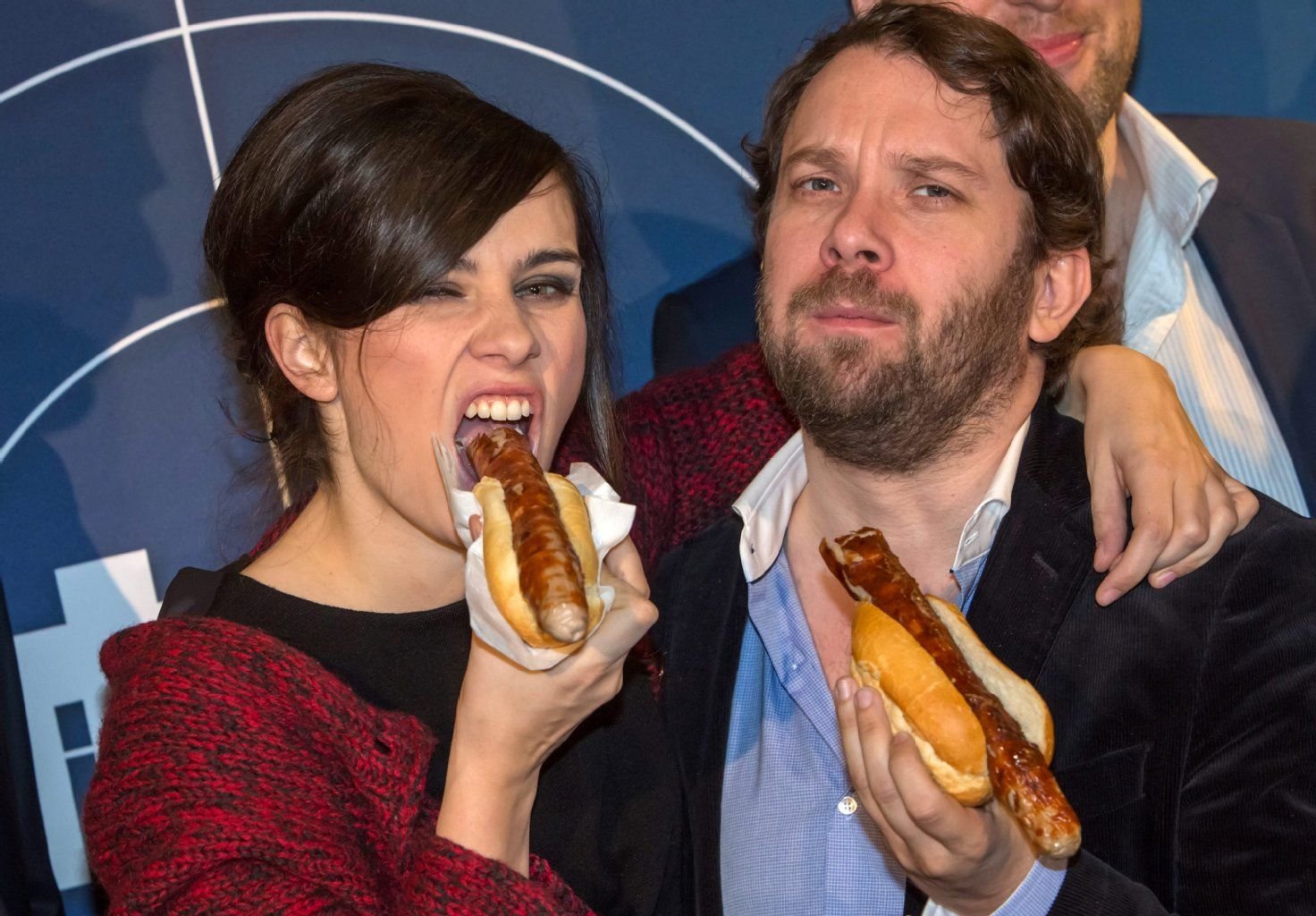 Die Schauspieler Nora Tschirner und Christian Ulmen beißen bei der Voraufführung des Weimarer Tatorts «Fette Hoppe» in ihre Bratwürste.