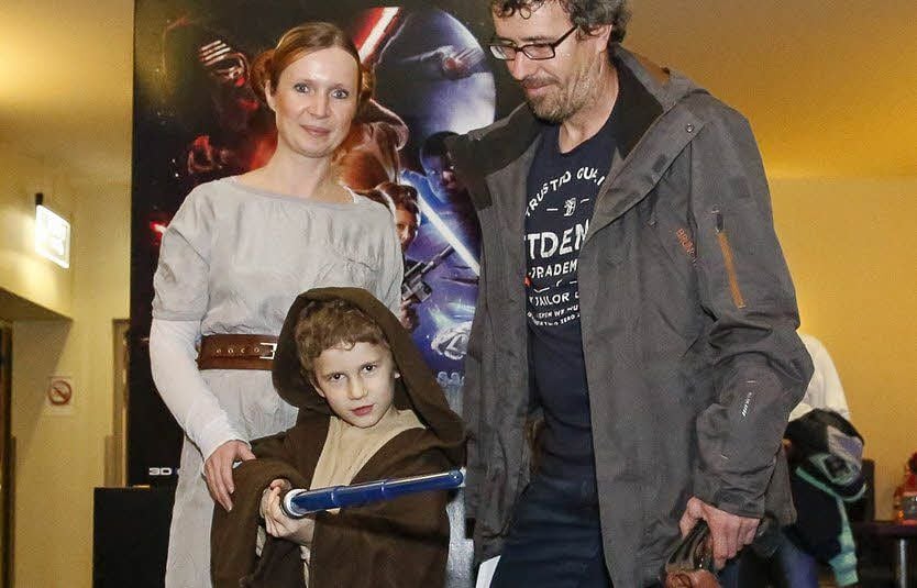 Daniela Geyer als Prinzessin Leia (l.) und Sohn Luis als Jedi-Ritter. Nur Vater Jan Aschner war unverkleidet.