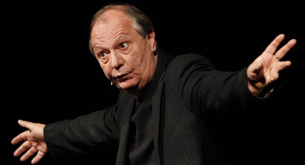 Sinnbildlich: Wilfried Schmickler in Eisleben bei seinem Programm „Ich weiß es doch auch nicht“.