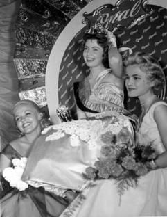 «Miss Germany 1955» Margit Nünke (M., damals 24) aus Köln, die Zweitschönste Beate Krüger aus Mainz (l., 18), und die Drittplatzierte Erika Proft aus Augsburg (r., 19) freuen sich in Baden-Baden nach der Entscheidung (Archivfoto vom 11.06.1955). (Foto: dpa)