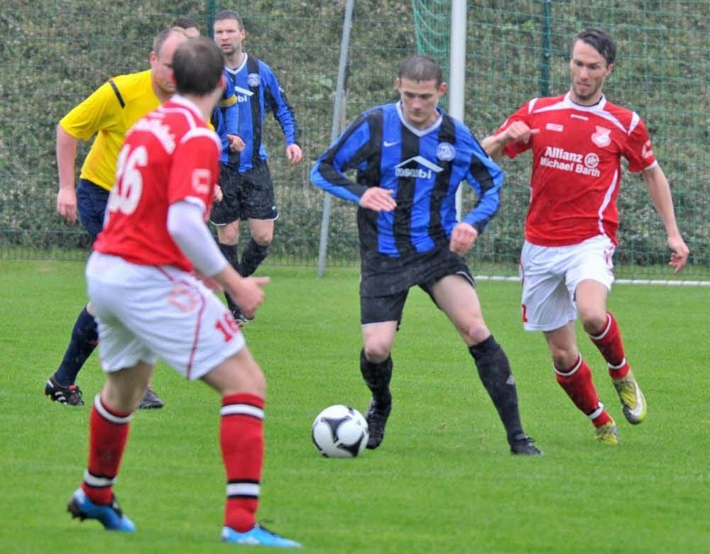 Ein Punkt im Regen: Martin Schulz (r.) und Rot-Weiß Thalheim II spielten Sonntag Unentschieden.