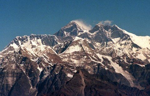 Blick vom Flugzeug auf das schneebedeckte Himalaya-Massiv mit dem Mount Everest (Mitte), dem höchsten Berg der Welt. (FOTO: DPA/ARCHIV)