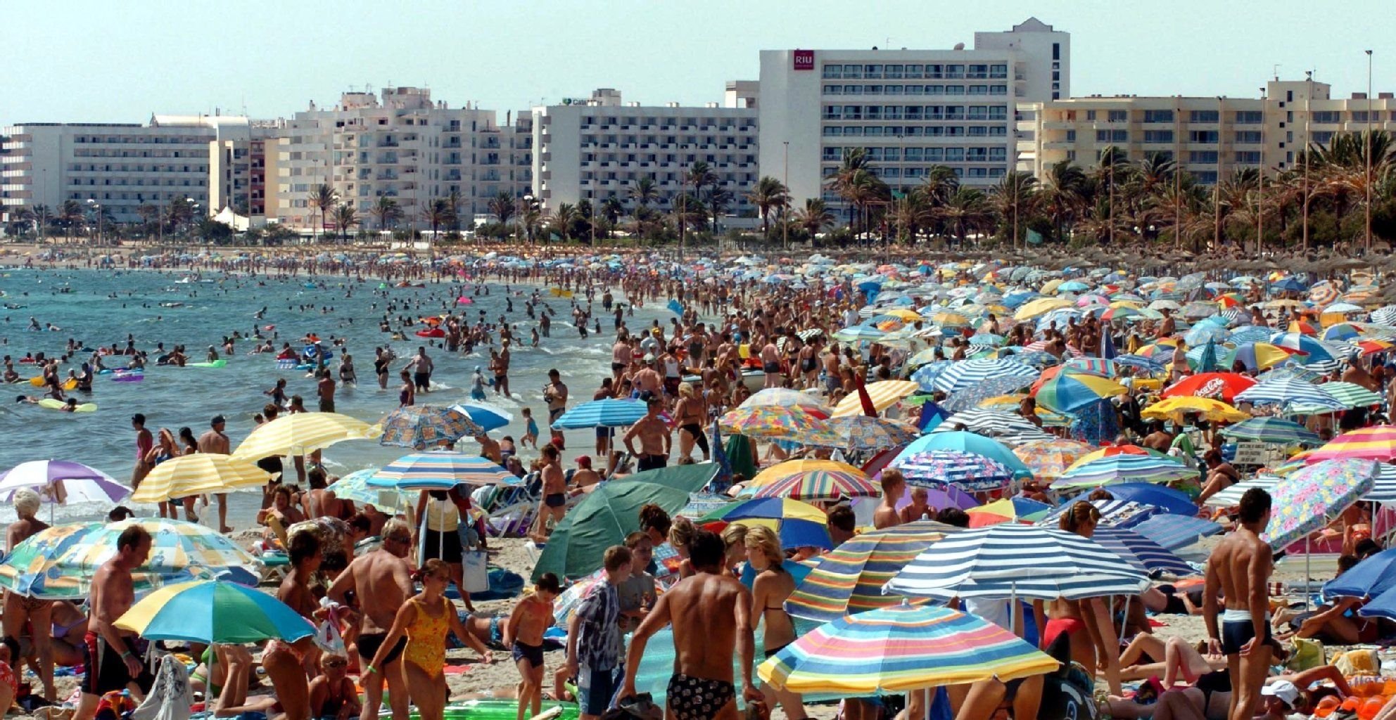 Urlauber bevölkern den Strand in der Bucht von Cala Millor auf Mallorca, Spanien. Ein deutsches Rentnerpaar wurde auf Mallorca in seiner Wohnung überfallen, gefesselt und geschlagen. Der Mann starb, die Frau überlebte verletzt.