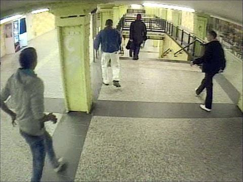 Die Video-Aufnahme einer Überwachungskamera im U-Bahnhof in Berlin-Lichtenberg zeigt mutmaßliche Schläger (außen), die einen Mann (M, weiße Hose) verfolgen. (FOTO: DPA)