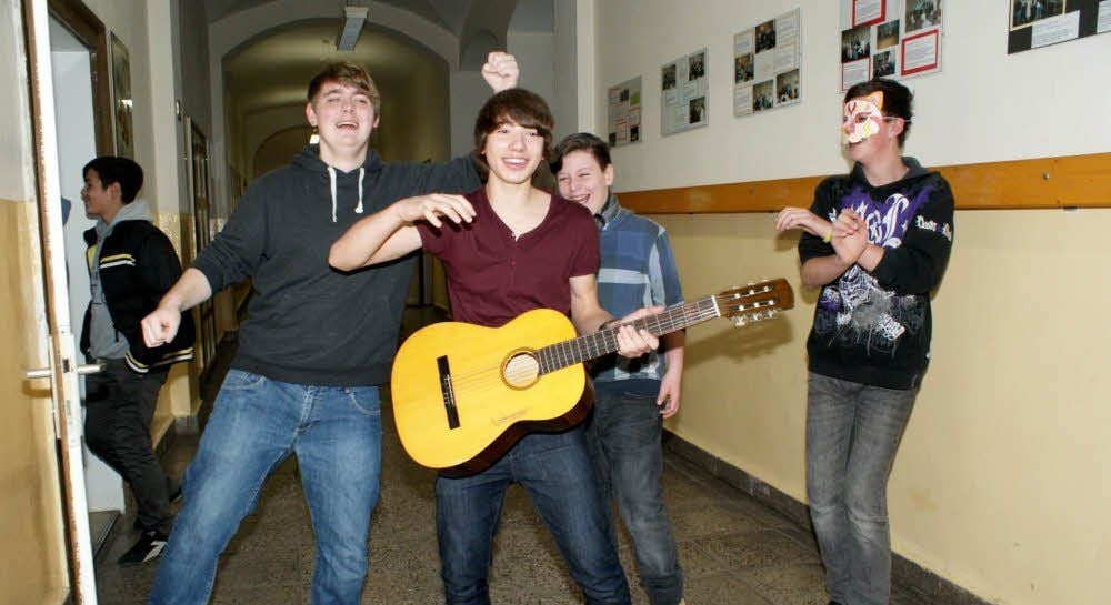 Für die richtige Stimmung zum Tag der offenen Tür in der Sekundarschule III sorgte Marco Sapina mit seiner Gitarre.