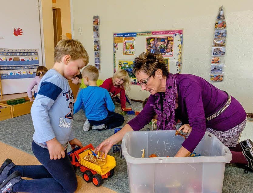 Die Debatte zur Kinderbetreuung geht weiter: Hier spielt Erzieherin Karola Höse in der Kindertagesstätte in Trebitz mit dem Nachwuchs.