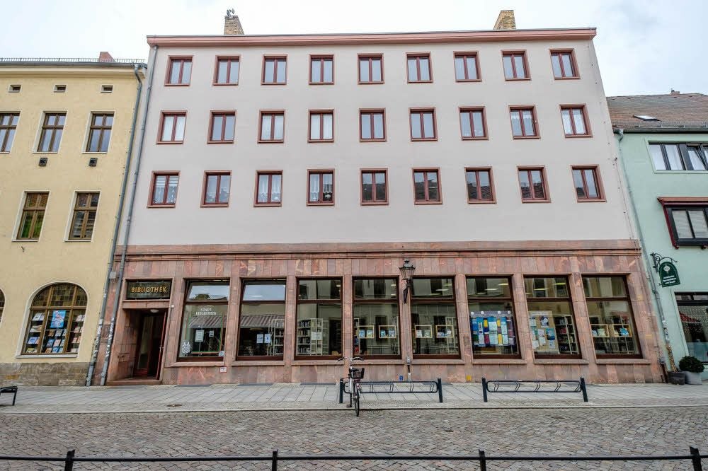 Der Eingang zur Bibliothek wird ganz nach rechts versetzt.