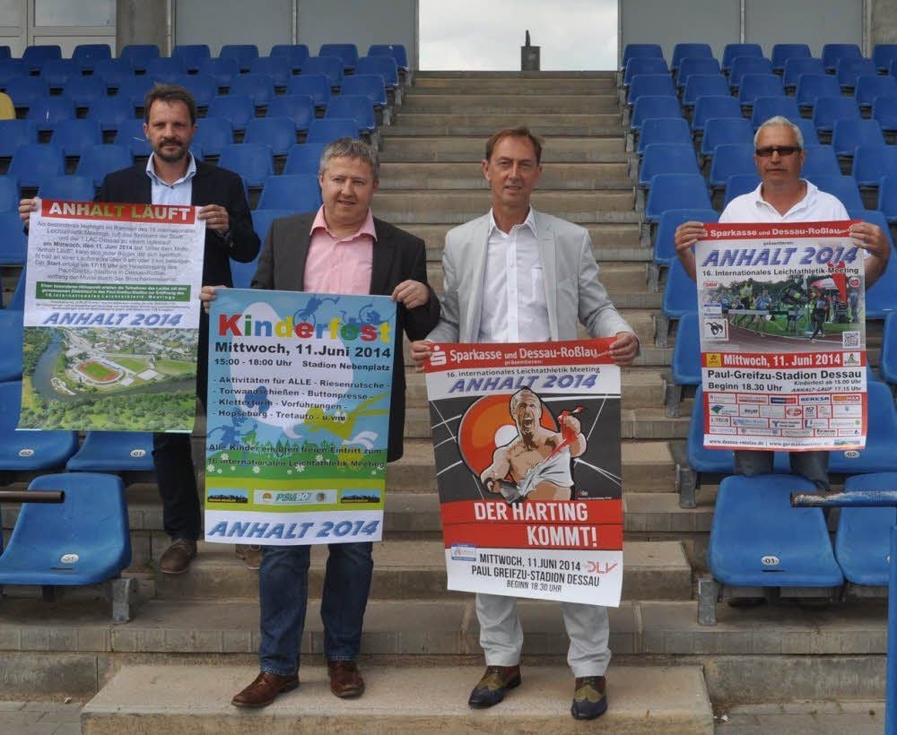 Andreas Szczes, Ralf Zaizek, Ralph Hirsch und Bernd Knappe (v.l.n.r) mit den Meeting-Plakaten.