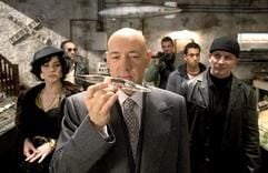 Lex Luthor (Kevin Spacey, M) hält im neuen Kinofilm «Superman Returns» einen Kristall in seiner Hand (undatiertes Szenenfoto). Er will den Mann aus Stahl in den Untergang treiben, doch der hat zusätzlich noch Liebeskummer: Seine große Liebe Lois Lane hat ihn verlassen... (Foto: dpa)
