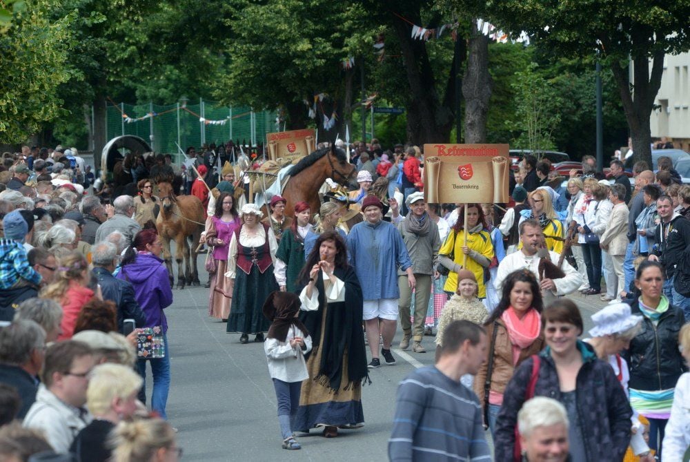Mit einem Festumzug wurden 1050 Jahre Winningen gefeiert.