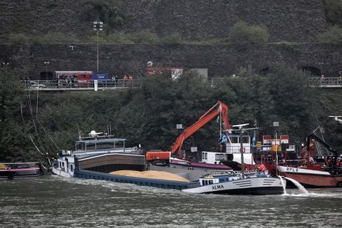 Ein havariertes Schiff liegt am Freitag (29.07.2011) in der Nähe von Oberwesel im Rhein fest. (FOTO: DPA)