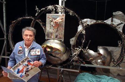 Der Düsseldorfer Künstler und Werbefotograf Charles Wilp stellt in seinem Atelier in Düsseldorf eine von ihm geschaffene Skulptur aus Raketentrümmern vor. (FOTO: DPA)