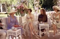 Claire Wellington (Glenn Close, l-r), Joanna Eberhart (Nicole Kidman), Bobbie Markowitz (Bette Midler) und Carol Wainwright (Lisa Masters) halten in dem neuen Kinofilm «Die Frauen von Stepford» bei einem Tässchen Tee einen Plausch. Als Joanna und ihr Mann Walter (Matthew Broderick) in den kleinen und vornehmen Vorort Stepford ziehen, ahnen sie nicht, was sie dort erwartet. Denn nicht nur ein mysteriös wirkender «Männerclub», sondern auch die unnatürliche Art der auffällig schönen Frauen in der Nachbarschaft erwecken ihr Misstrauen. Mit ihrer neugewonnenen und einzig «normalen» Freundin Bobbie stellt Joanna Nachforschungen über die «roboterartigen» Frauen von Stepford an. Und sie entdecken das grauenhafte Geheimnis der Frauen von Stepford. (Foto: dpa)