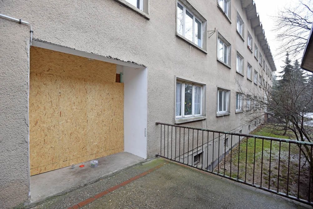 In der Gemeinschaftsunterkunft in Marke ist die Eingangstür bereits mit Holzplatten zugenagelt worden.
