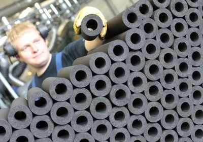 Patronenrohlinge aus Aktivkohle werden von Christian Schabber in der Carbonit Filtertechnik GmbH in Salzwedel produziert. Die Filter können Flüssigkeiten chemiefrei unerwünschte Schadstoffe wie Schwermetalle, Arzneimittelrückstände, Pestizide oder Bakterien entziehen. (FOTO: DPA)