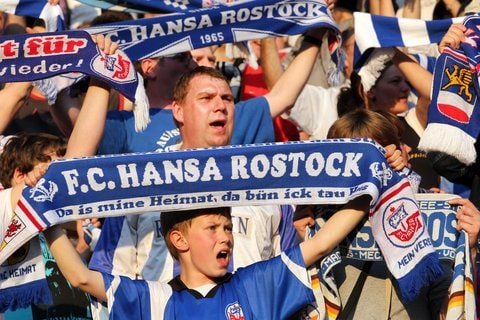 Die Rostocker Fans bejubeln ihre Mannschaft. Der FC Hansa Rostock hat den sofortigen Wiederaufstieg in die 2. Fußball-Bundesliga geschafft. (FOTO: ARCHIV/DPA)
