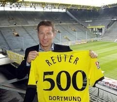 Stefan Reuter mit einem Jubiläumstrikot im Westfalenstadion. (Foto: dpa)