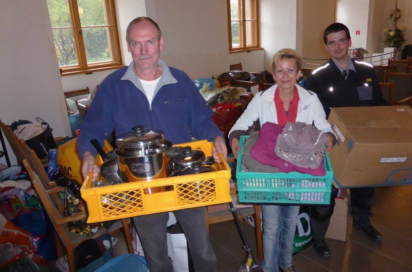 Steffen Kötzsch, Kerstin Dinse und André Kaufmann von der gemeinnützigen Works gGmbH tragen die Spenden nach draußen, die die Mitarbeiter der Kreisverwaltung gebracht hatten.