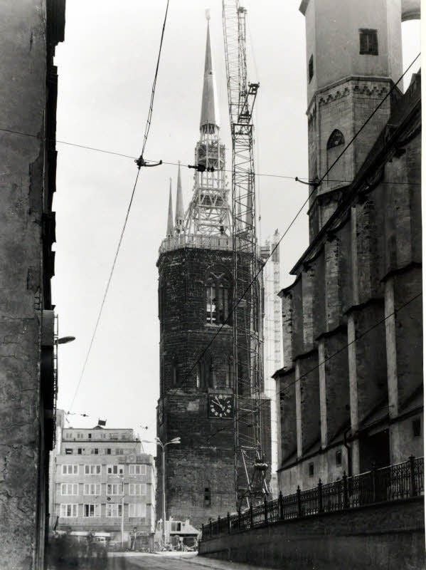 Der Rote Turm erhielt im September 1975 sein Dach.