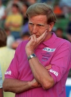 Klaus Sammer am 26.08.1992 (Archivbild). Der damalige Trainer des 1. FC Dynamo Dresden, heute in Diensten des Deutschen Fußball-Bundes, wird am 05.12.2002 60 Jahre alt (Foto: dpa).)