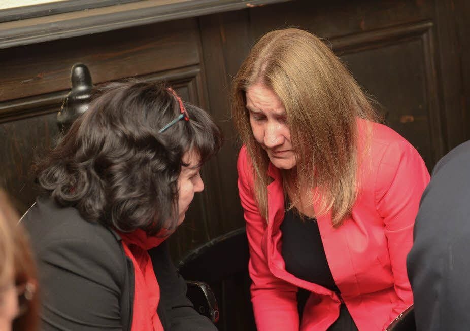 Enttäuschung bei der Wahlparty der SPD in der Gaststätte „Galerie“: Bundestagskandidatin Petra Börst-Harder (r) - mit Petra Fritsche