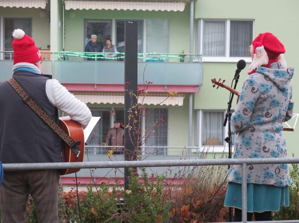 Gerald Haucke-Wolf und Susanne Wolf musizierten vor Mietern der Wohnungsbaugenossenschaft.
