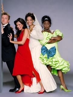 Der Schauspieler Hape Kerkeling (als Olaf Kischewski) posiert mit (v. l.) Jana Ina Berenhauser (Gioia), Beatrice Sadek-Masala (Felicidade) und Pamela Knight (Alegra) für den neuen Kinofilm "Samba in Mettmann". Olaf leidet darunter, dass sich seine Verlobte Vera vor der Hochzeit drei Monate völliger sexueller Enthaltsamkeit auferlegt hat. Eines Tages kommen in der beschaulichen Kleinstadt die drei ebenso hübschen wie temperamentvollen Brasilianerinnen Gioia, Felicidade und Alegra an, denen Olaf zur Freude seines Vaters und des dreisten Opas Obdach gewährt. Schnell ist dem (Gefühls-)Chaos Tür und Tor geöffnet, denn die Anwesenheit der feurigen Südländerinnen stellt nicht nur Olafs Liebe zu seiner Braut auf eine harte Probe. Starttermin der Komödie von Angelo Colagrossi ist am 29.01.2004. (Foto: dpa)