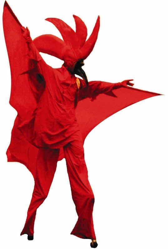 Der Feuervogel gehört zur Wittenberger Erlebnisnacht wie die Hefe in den Teig. Hinter dem Gewand verbirgt sich der Berliner Schauspieler, Pantomime-Künstler und Stelzenläufer Birger Markuse. Die Stelzen sind einen Meter hoch, Markuse selbst bringt es auf 1,84 Meter.
