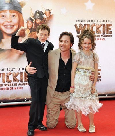 Der Schauspieler und Regisseur Michael Bully Herbig und seine Filmkinder "Wickie" (Jonas Hämmerle, links) und Ylvi (Jadea Mercedes Diaz) kommen am Sonntag zur Filmpremiere ihres Films "Wickie und die starken Männer" in den Mathäser Filmpalast in München (Oberbayern). (FOTO: DPA)