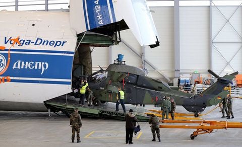 Bundeswehrsoldaten verladen einen Kampfhubschrauber "Tiger" am Flughafen Leipzig/Halle in ein Großraum-Transportflugzeug Antonow. (FOTO: DPA)