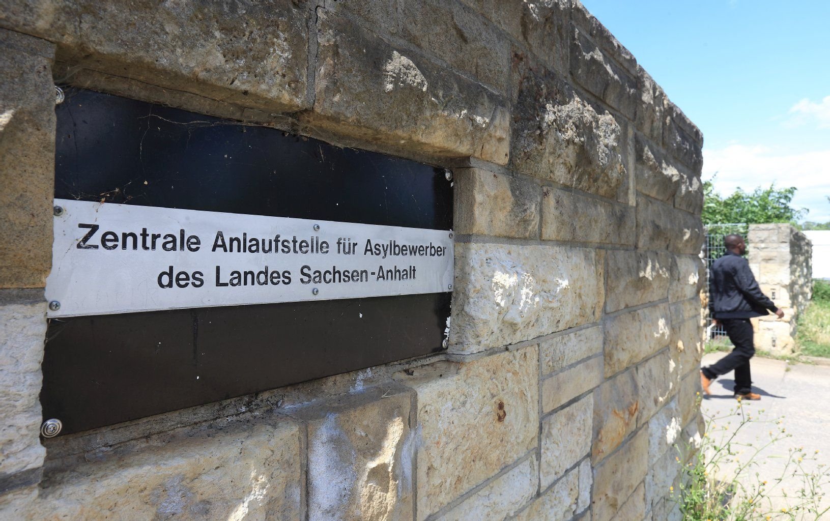 Das Tor der Zentralen Anlaufstelle für Asylbewerber (ZASt) in Halberstadt