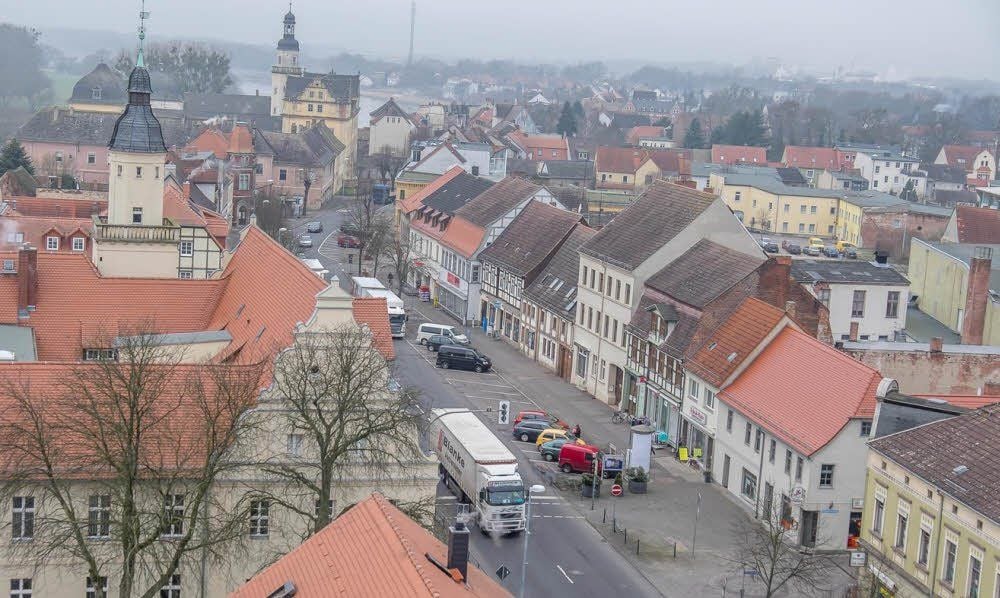 Wirklichkeit und Vision: Die Coswiger Schlossstraße, vom Kirchturm aus gesehen. Der Umbau soll schon in diesem Jahr beginnen.