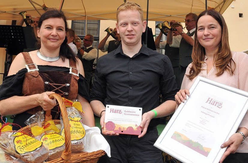 Andreas Lehmberg, stellvertretender Geschäftsführer des Tourismusverbandes, überreichte die Urkunde für das Qualitätssiegel für die Lerchen und den Fresssack an Kristin Dübner (re.) und Nadja Witte.