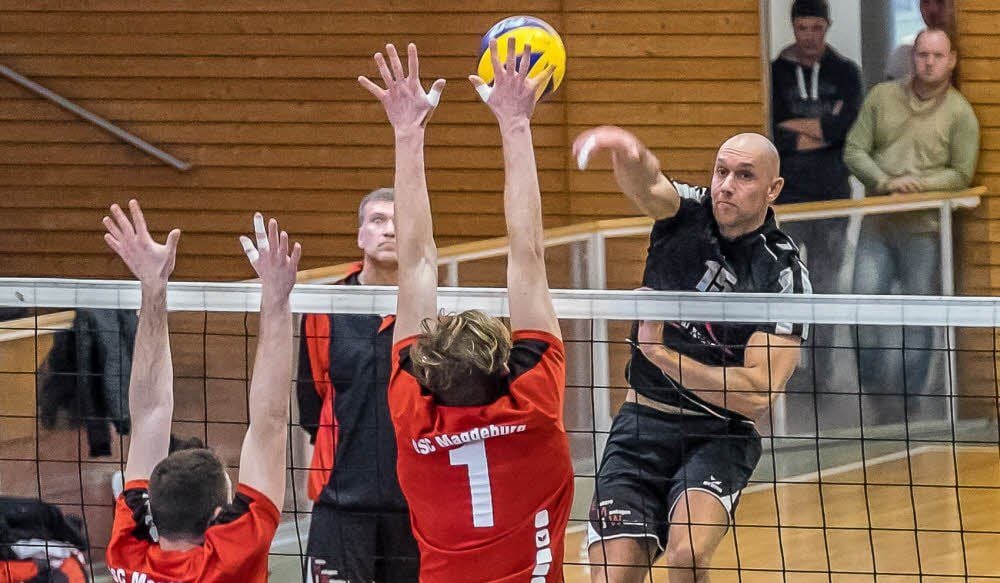 Die Regionalliga-Volleyballer des MTV Wittenberg, hier Benjamin Schenke im Spiel gegen den USC Magdeburg II im Angriff, haben am Sonntag ihr zweites Saisonspiel gewonnen. Das Team von Trainer Ulf Jonas besiegte den KSC Asahi Spremberg knapp 3:2.