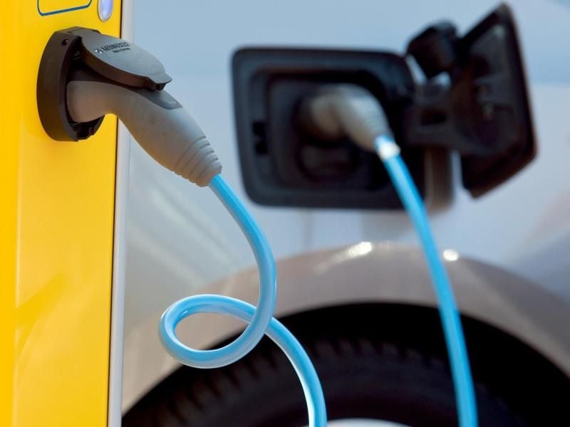 Was ist besser für mich? Reiner Stromer oder lieber Plug-in-Hybrid mit Batterie und Verbrenner?. Foto: Patrick Pleul/dpa-Zentralbild/dpa-tmn
