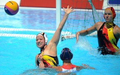 Die deutsche Wasserballspielerin Linda Gerritsen (l) kämpft mit der Niederländerin Mieke van der Sloot (M) im Guppe-D-Spiel um den Ball. Deutschland verliert mit 6:8 gegen die Niederlande. (FOTO: DPA)