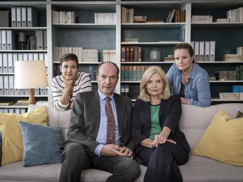 Die Kanzlei: Anwaltspartner Isa von Brede (Sabine Postel, 2.v.r.) und Markus Gellert (Herbert Knaup, 2.v.l.) mit Rechtsanwaltsgehilfin Yasmin (Sophie Dal, l.) und Reinigungskraft und Ermittlerin Gudrun (Katrin Pollitt, r.). Foto: ARD/Georges Pauly