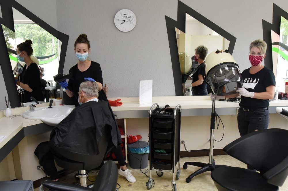 Im Tröglitzer Friseursalon greifen Sophia Kleinhuber und Sylke Vöckler (rechts) wieder zu Schere, Kamm und Föhn. „Die Kunden“, so Sylke Vöckler, „sind total glücklich.“ Ohne Bestellung ist allerdings kein Drankommen.