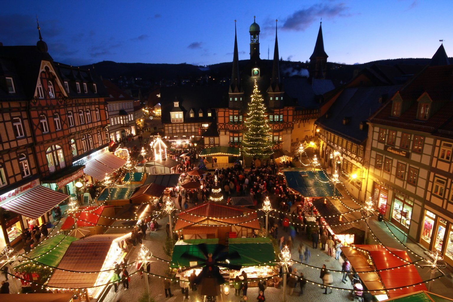 Blick auf den beleuchteten Weihnachtsmarkt in Wernigerode im Dezember 2012.
